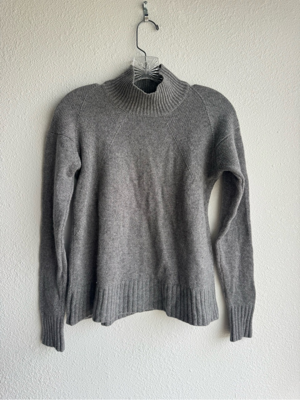 Bloomingdale's Gray Cashmere Ribbed Mock Neck Sweater size M